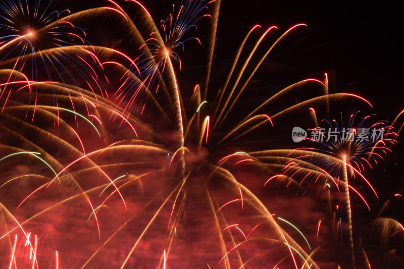 广州2025白鹅潭水上绽放的绚丽多彩烟花夜景