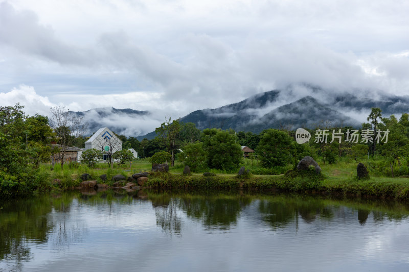 山水环绕的乡村湖泊风光