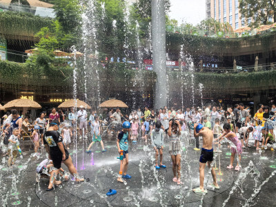 夏日成都港汇天地吸引小朋友和家长前来玩水