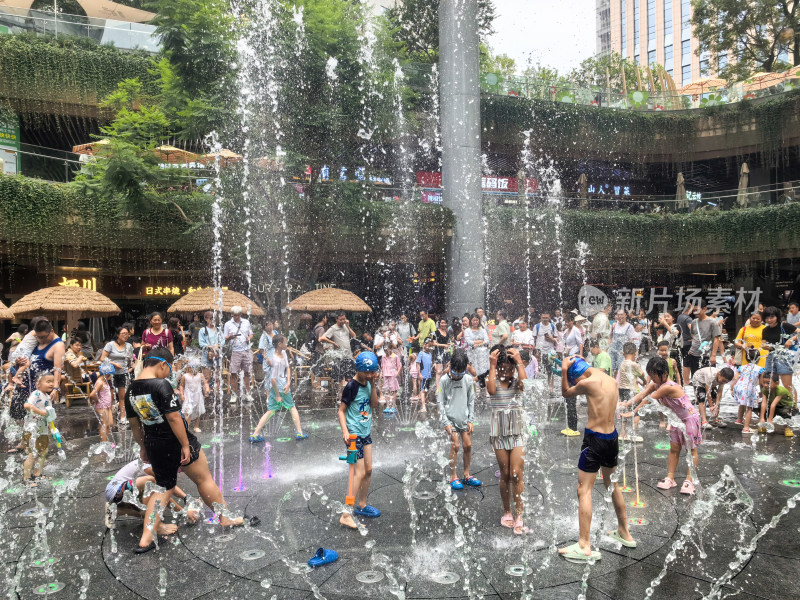 夏日成都港汇天地吸引小朋友和家长前来玩水