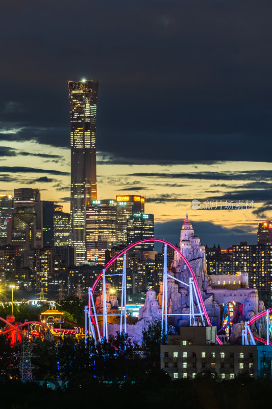 北京魅力夜景 中国尊与游乐园的梦幻组合