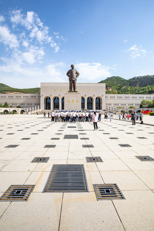 陕西延安革命纪念馆建筑与毛泽东雕塑塑像