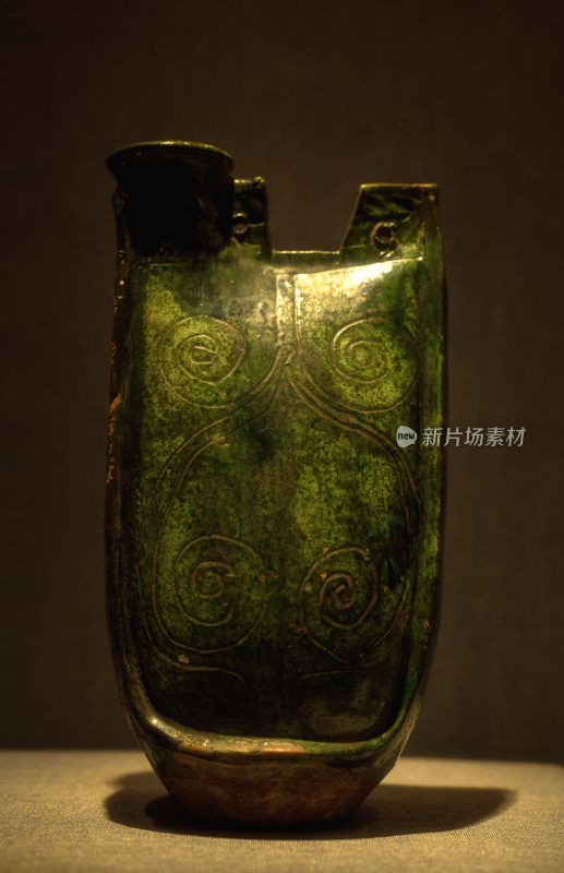 辽代 绿釉划番草纹双孔鸡冠壶