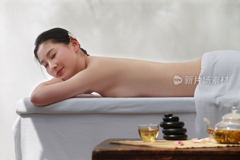 年轻女人在户内做SPA