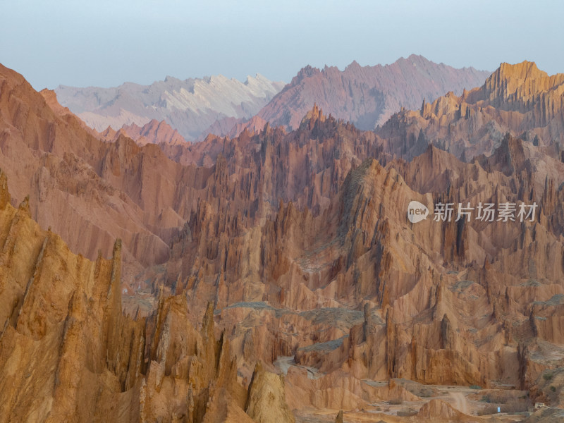 新疆南疆阿克苏库车天山红山石林大峡谷航拍