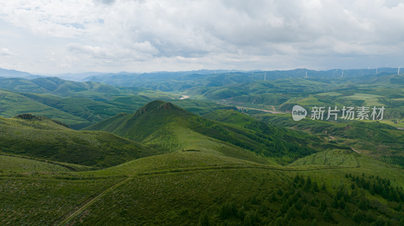 绿色山丘连绵的自然风光全景