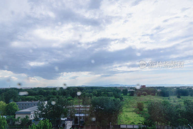 雨中的城市风光