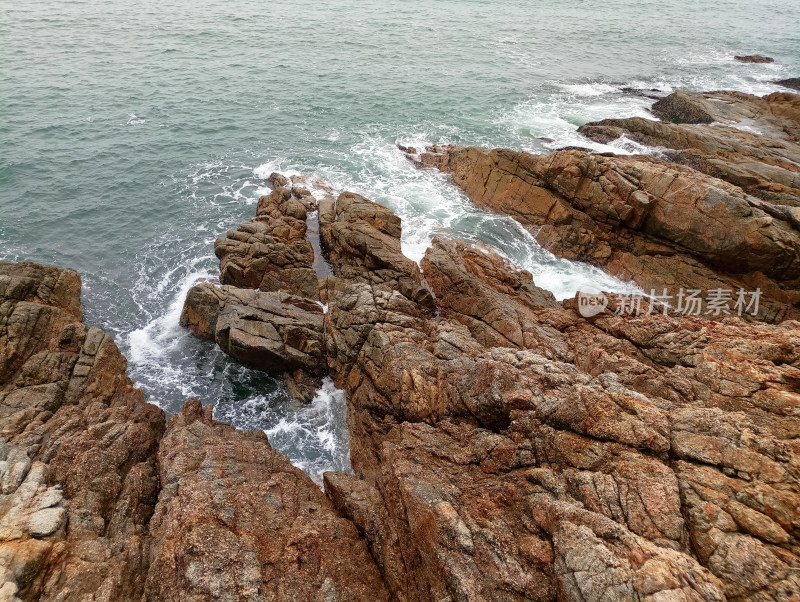 海边礁石被海浪拍打景象