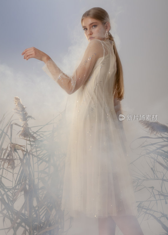 身着纱裙的女性转身姿态