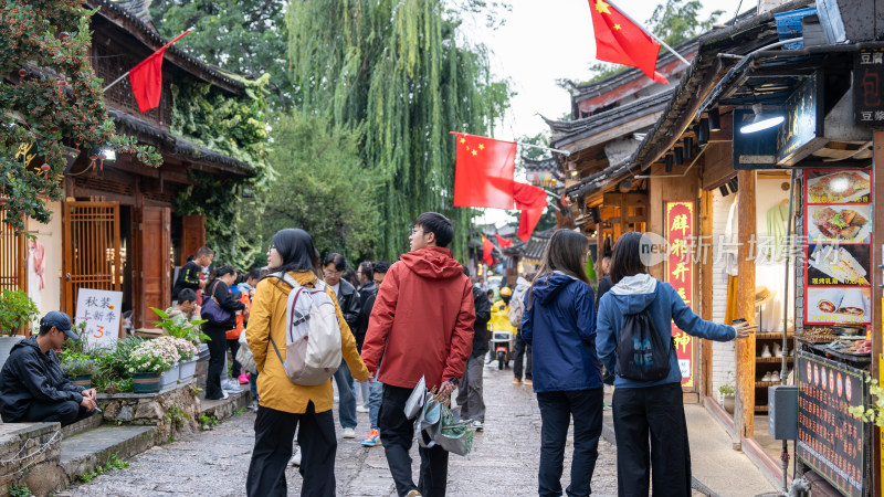 国庆假期云南丽江束河古镇的景色和游客