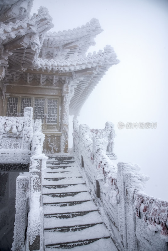 古建筑房檐大雪冰冻