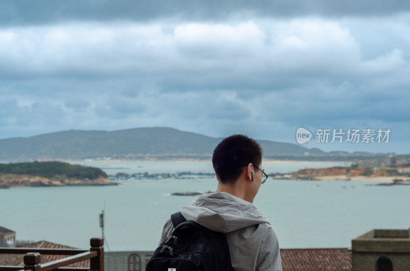 福建省平潭岛北港村，一个男孩面向大海