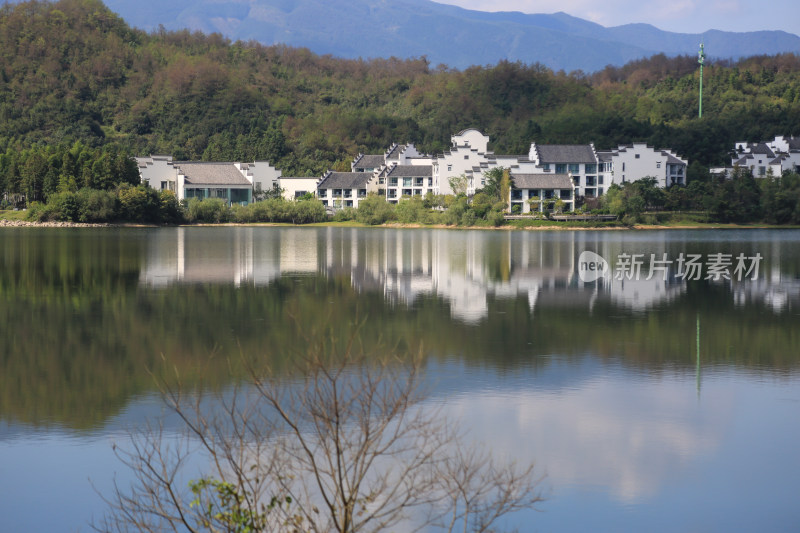 山湖 白屋 白墙 乡村 倒影 唯美