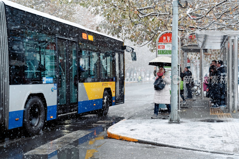 北京初雪下雪公交车公交站站台交通湿滑