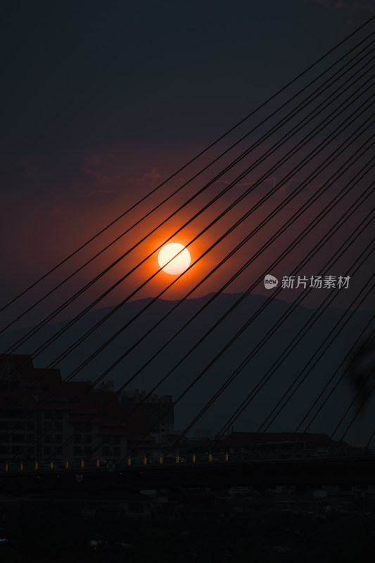 桥梁上的夕阳