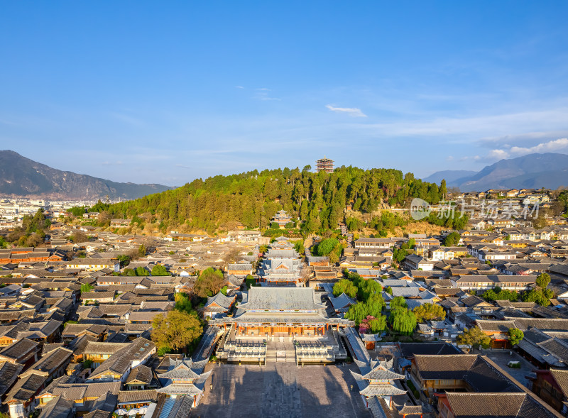 俯瞰丽江古城中的古建筑群