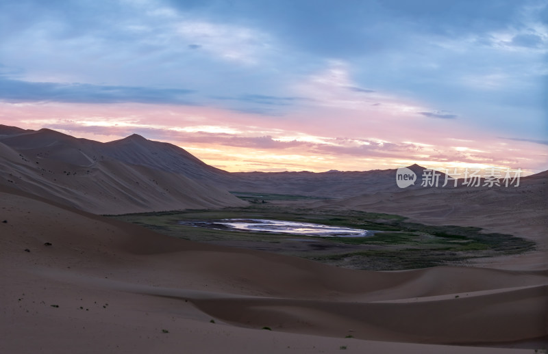 沙漠中的绿洲与霞光满天的黄昏美景