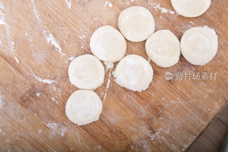 砧板上擀饺子皮使用的圆饼状白面