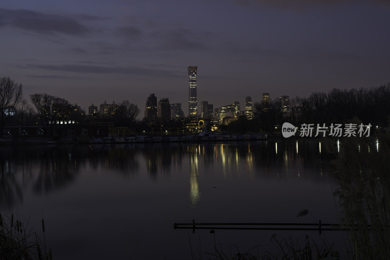 北京夜景水面光影里的现代建筑轮廓