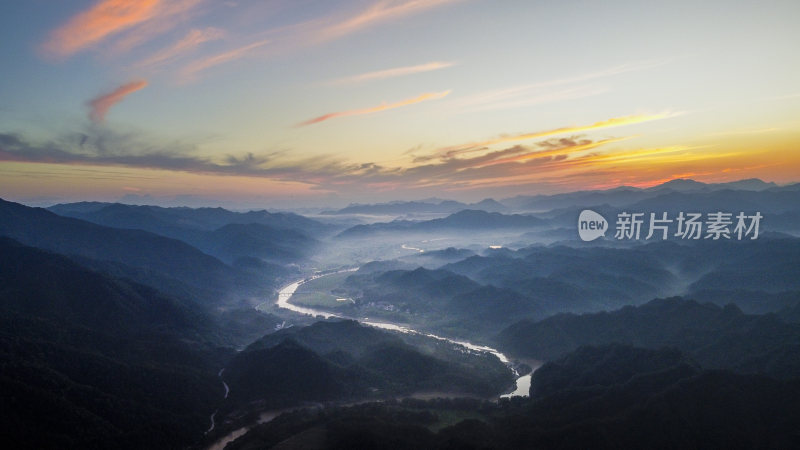 晨曦中群山间河流的壮美自然景观