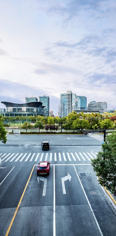 城市街道十字路口与高楼景观