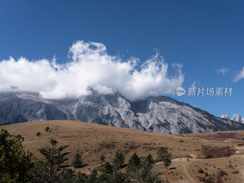 站在玉龙雪山牦牛坪，观赏山川风景