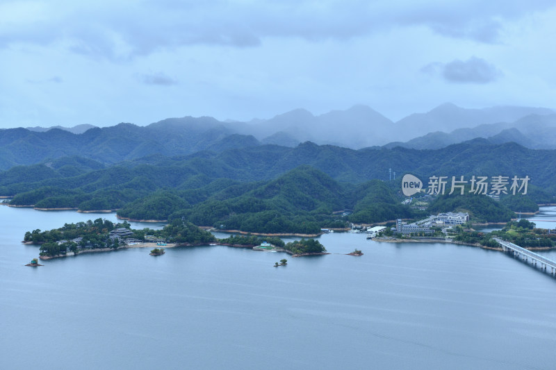 天屿山顶俯视千岛湖大桥，千岛湖自然风光