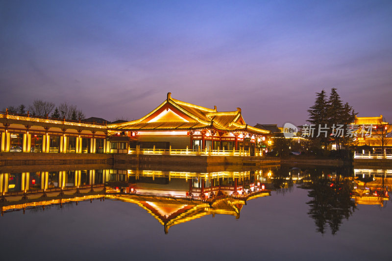 大唐芙蓉园夜景中式建筑湖面倒影