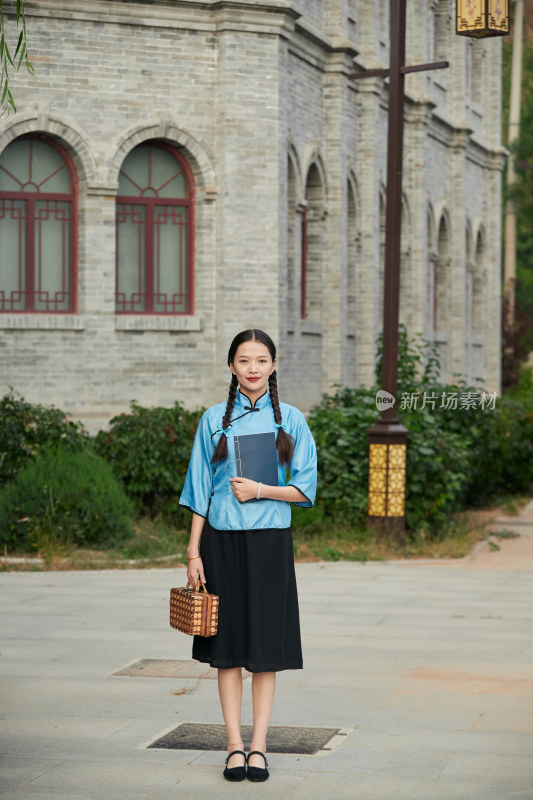 在古城身穿民国学生服饰的女大学生