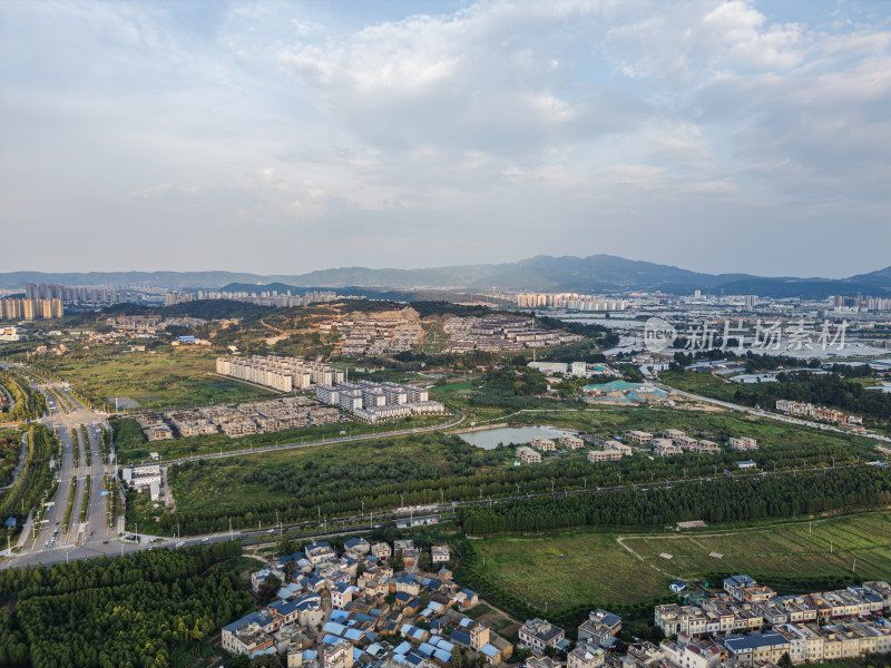 航拍滇池旁的昆明市城市风光