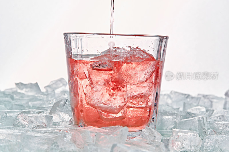 布满冰块的酒杯中的清凉桃子味预调酒