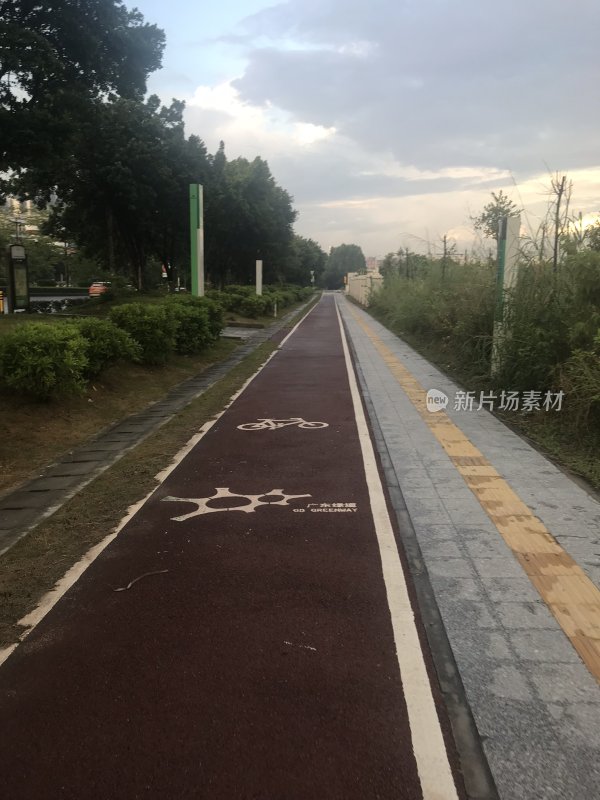 实拍漂亮的跑道