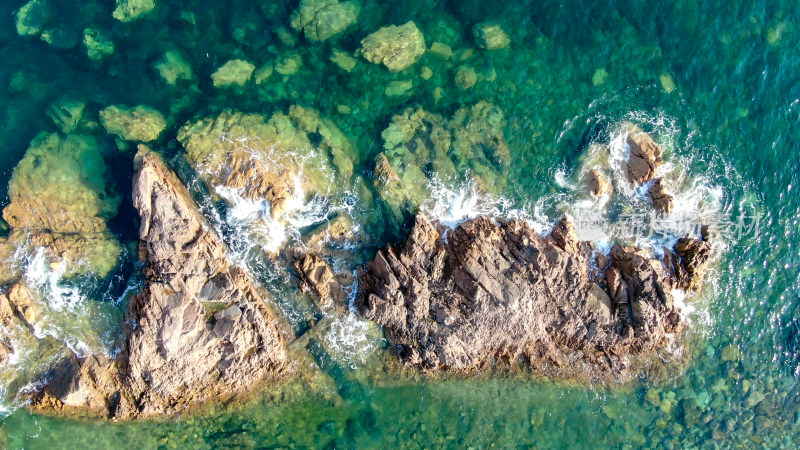 蓝色海洋大海海浪沙滩礁石航拍图