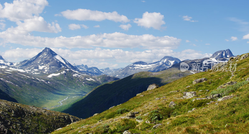 雪山草地自然风光
