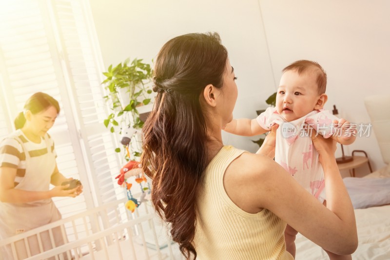 年轻妈妈抱着宝宝玩耍