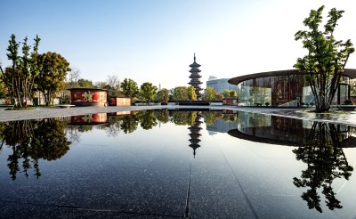 上海龙华寺中式建筑倒影景观