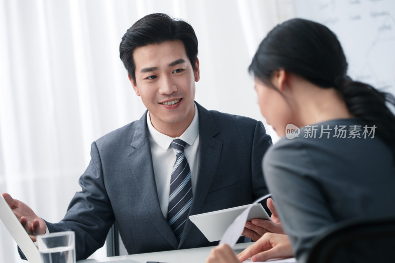 青年商务男女在办公