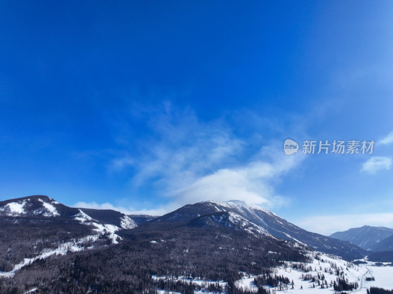 新疆阿勒泰喀纳斯雪景神仙湾晨雾雪山森林