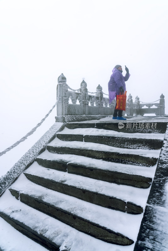 寒冷冬天大雪中攀登台阶的游客