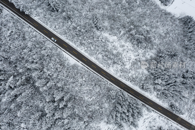 湖北利川大茅坡冰雪里行驶的汽车