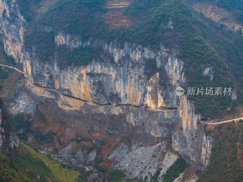 悬崖峭壁上的惊险道路