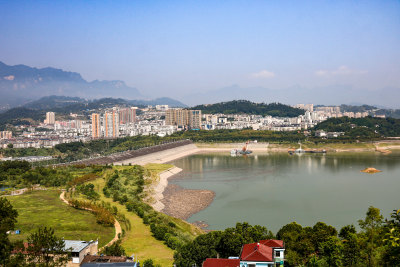 远眺三峡大坝坝上第一县湖北秭归新县城