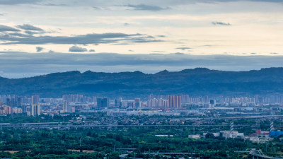 成都龙泉山与城市