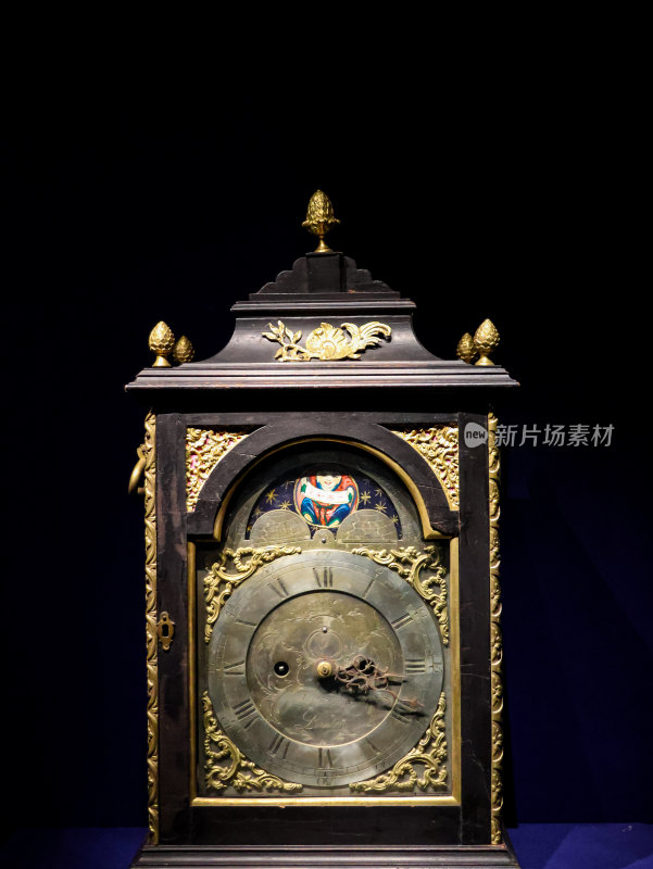 故宫博物院清木楼嵌铜活带日历钟