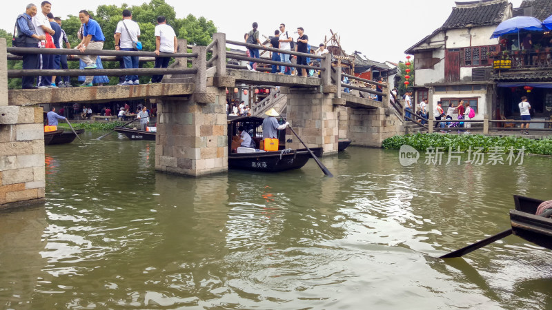 水乡石桥游客与船夫场景