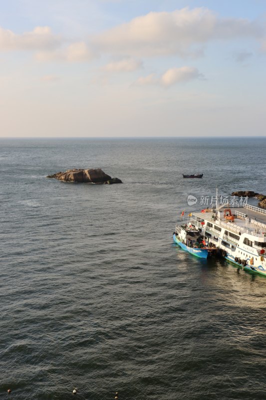 海岸边有船停泊/天空的云像棉花糖