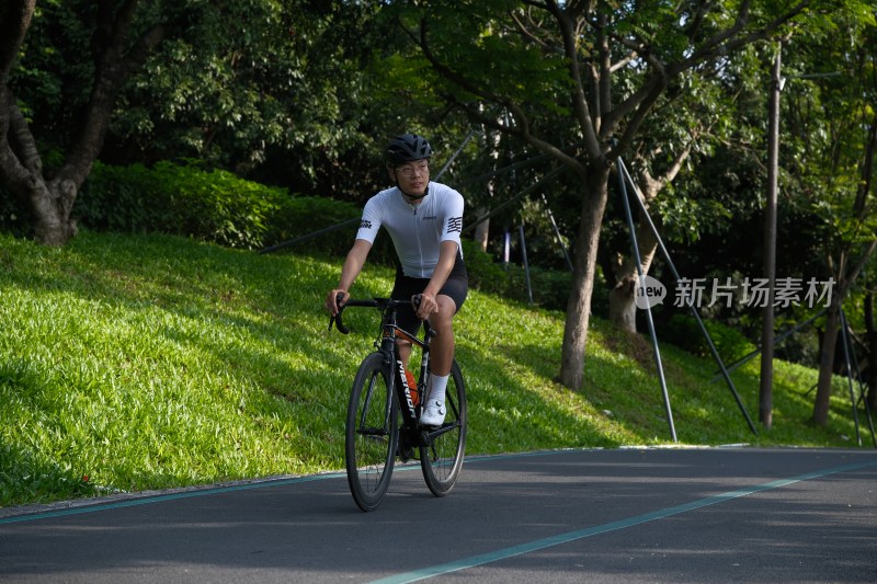 男子户外骑行运动场景