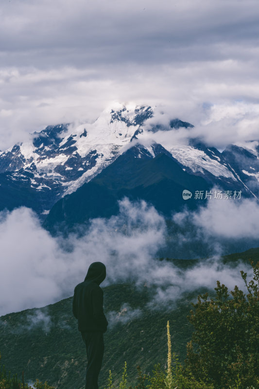 云南迪庆德钦梅里雪山缅茨姆峰与人物背影