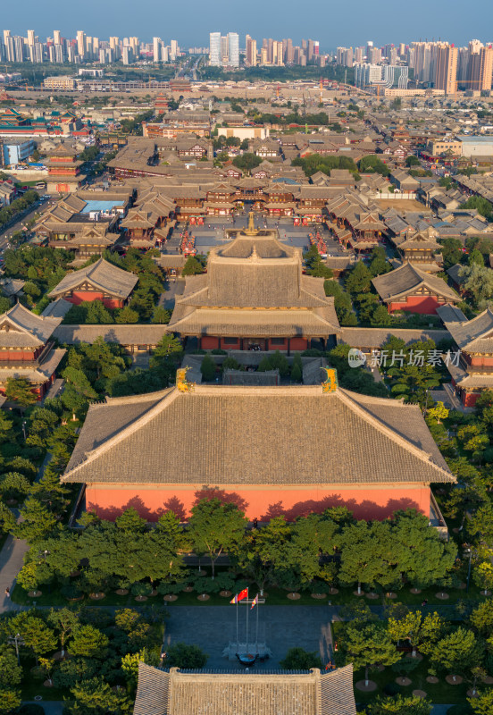 华严寺古建筑群与现代城市建筑共存的景象