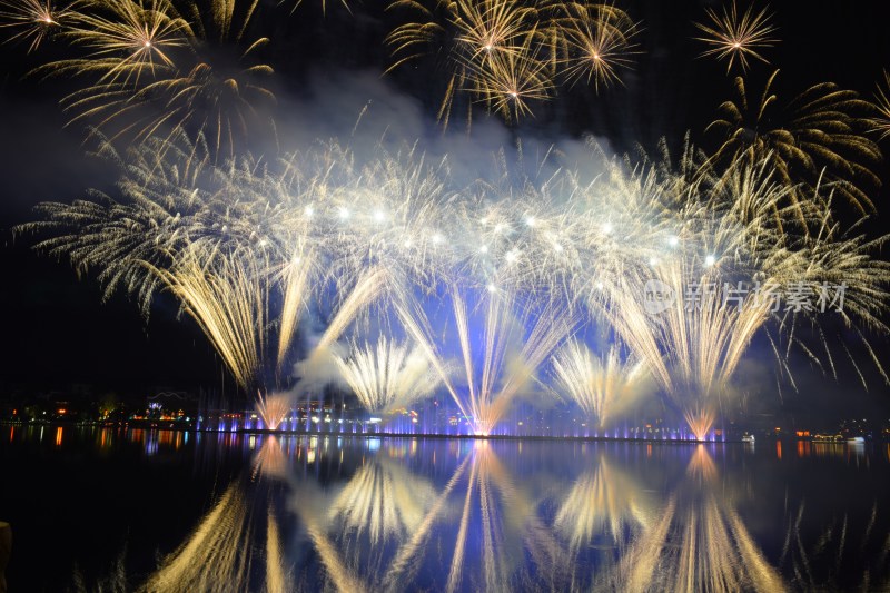 长沙浏阳烟花湖面夜景烟花绽放倒影